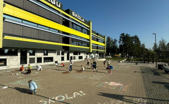 skats uz Berģu skolas fasādi