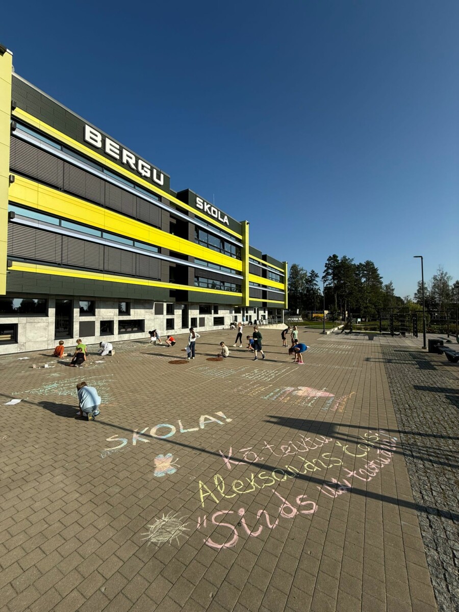 skats uz Berģu skolas fasādi