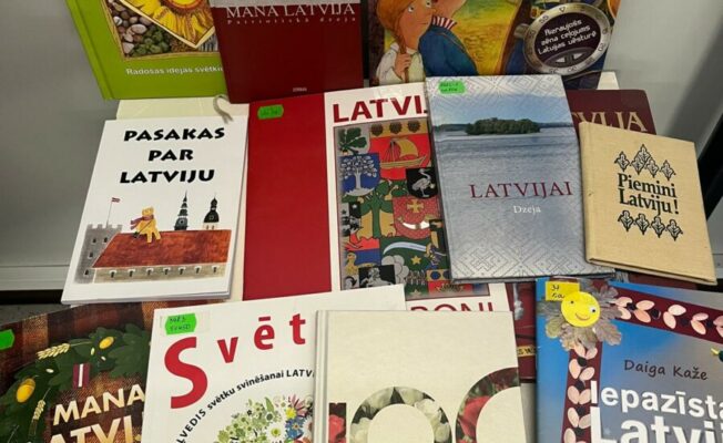 Latvijas svētku mēnesim veltīta grāmatu izstāde skolas bibliotēkā! 📚🇱🇻