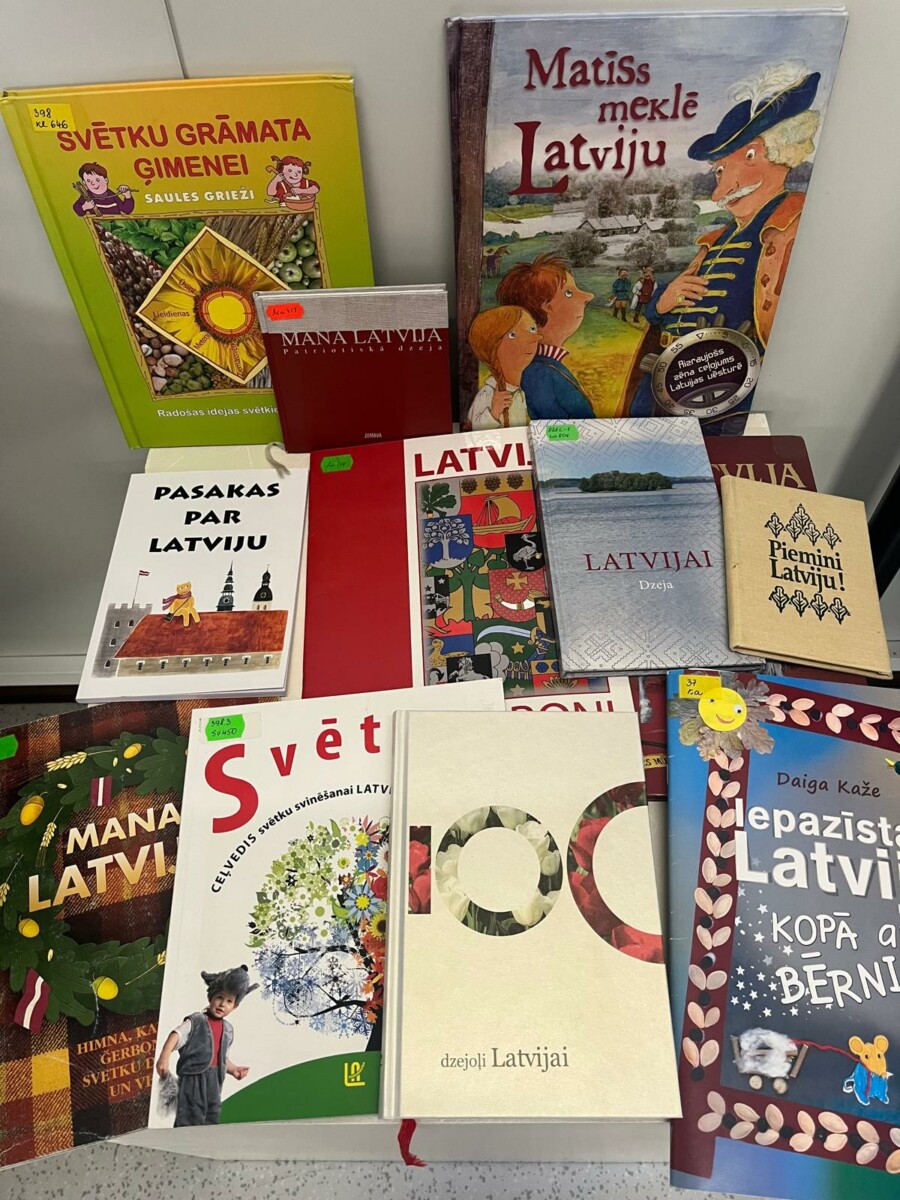 Latvijas svētku mēnesim veltīta grāmatu izstāde skolas bibliotēkā! 📚🇱🇻