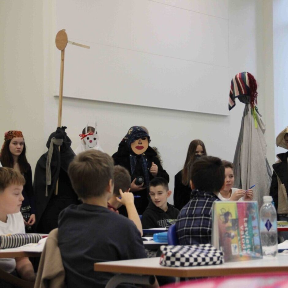 Ļinkatu, ļenkatu - pilna māja ķekatu!