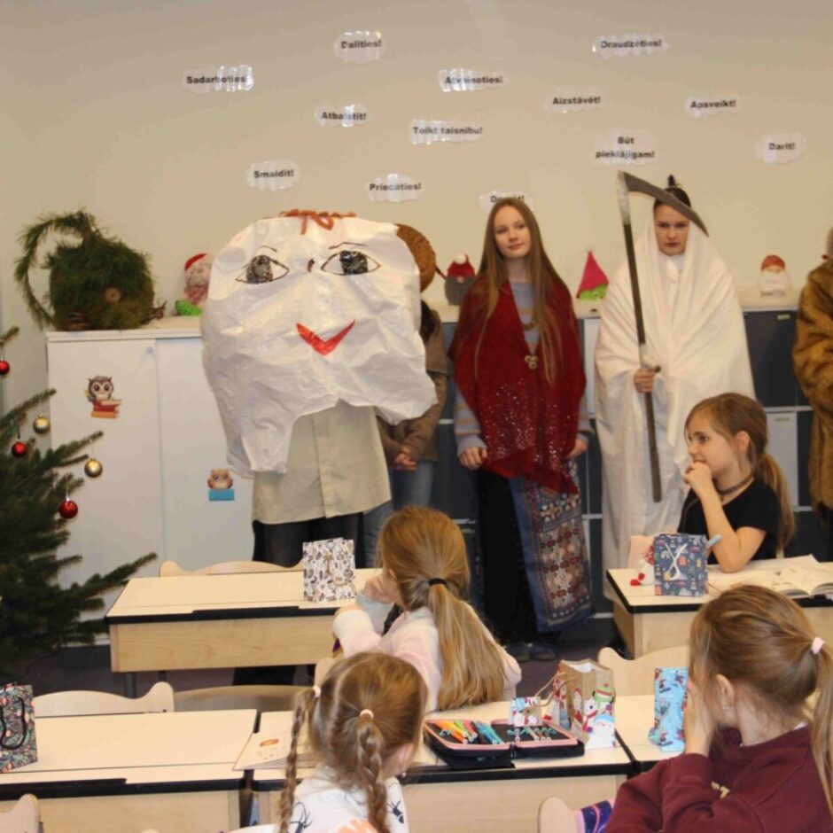 Ļinkatu, ļenkatu - pilna māja ķekatu!