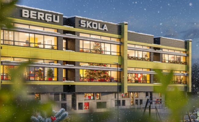 Skolas foto Ziemassvētku noformējumā