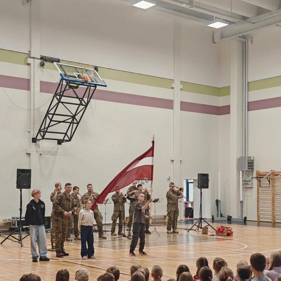 muzikālā vienotībā ar LNB Štāba orķestri