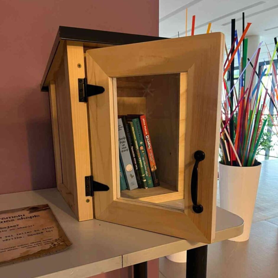 Grāmatu skapis saņēmis papildinājumu!