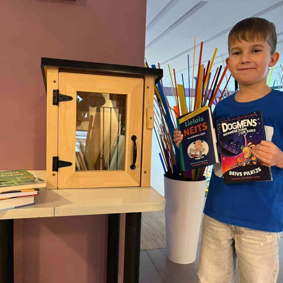 E.Supe pie grāmatu skapja