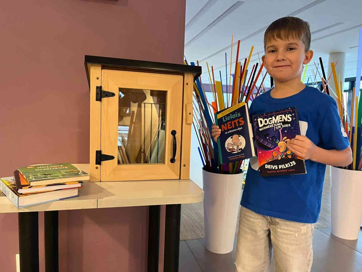 E.Supe pie grāmatu skapja