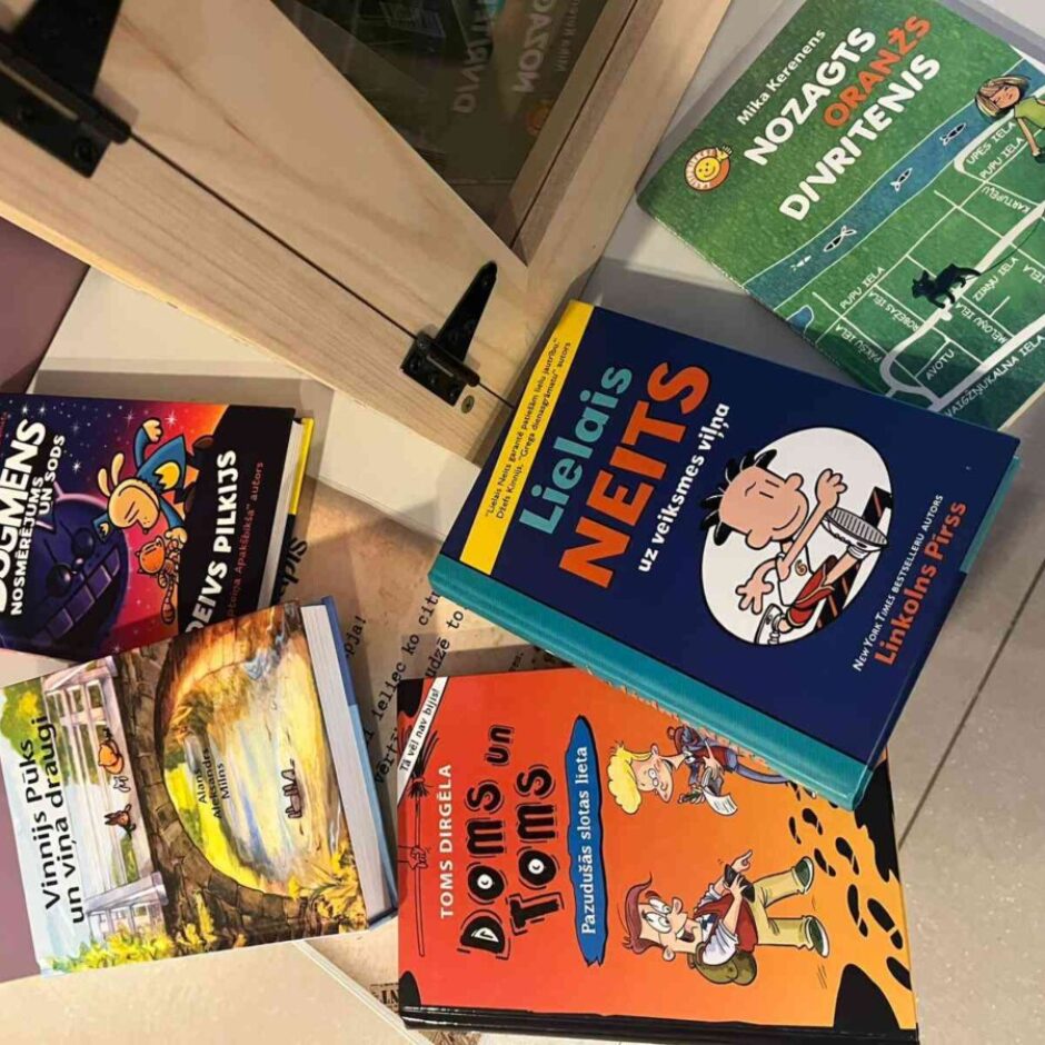 Grāmatu skapis saņēmis papildinājumu!