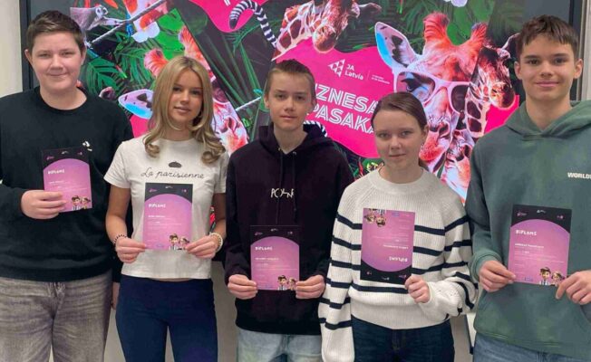 No kreisās T.Siugals, E.Ķirsona, E.Vasiljevs, L.Kleinberga, A.Pomaskovs