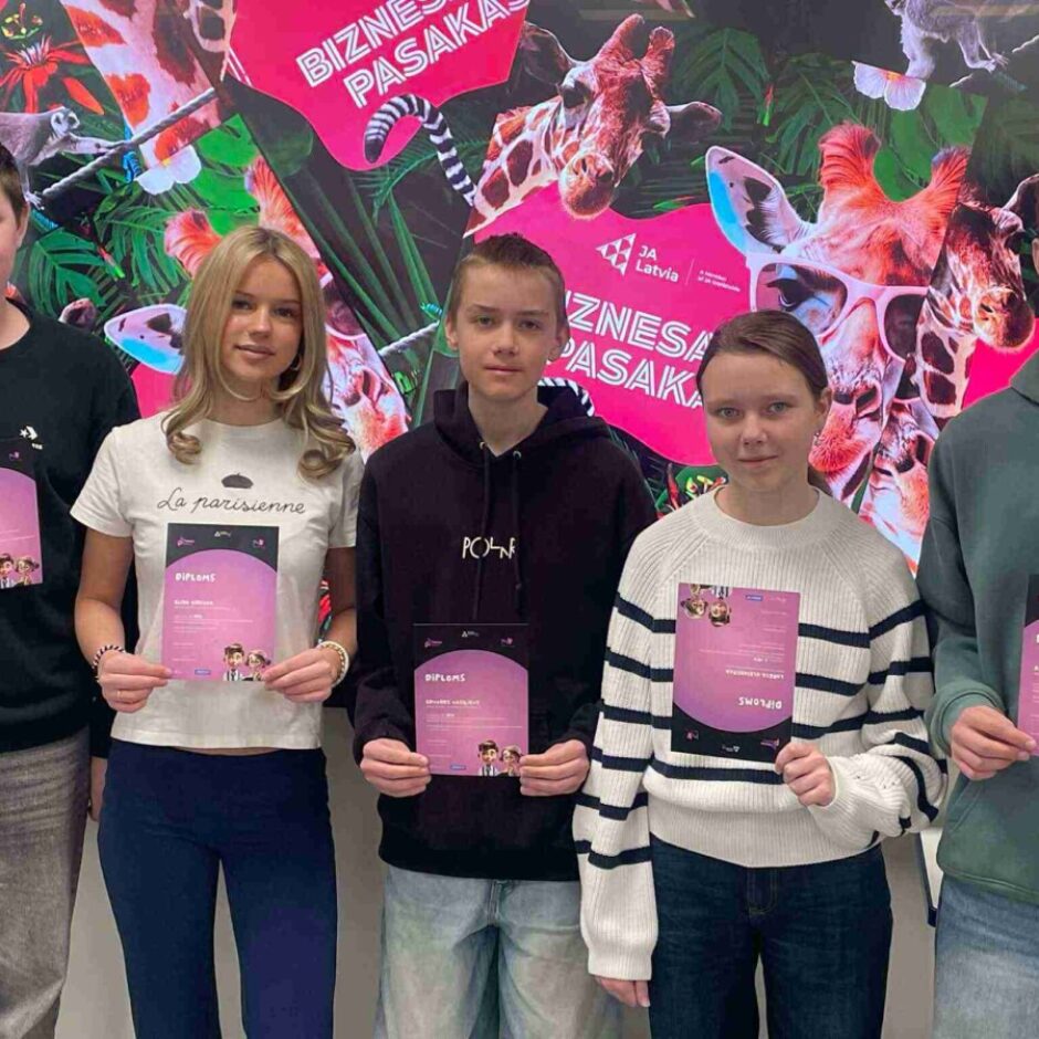 No kreisās T.Siugals, E.Ķirsona, E.Vasiljevs, L.Kleinberga, A.Pomaskovs