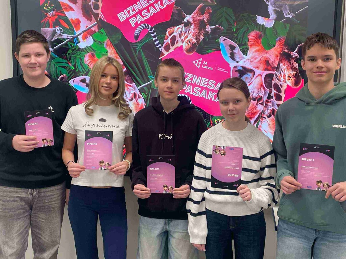 No kreisās T.Siugals, E.Ķirsona, E.Vasiljevs, L.Kleinberga, A.Pomaskovs