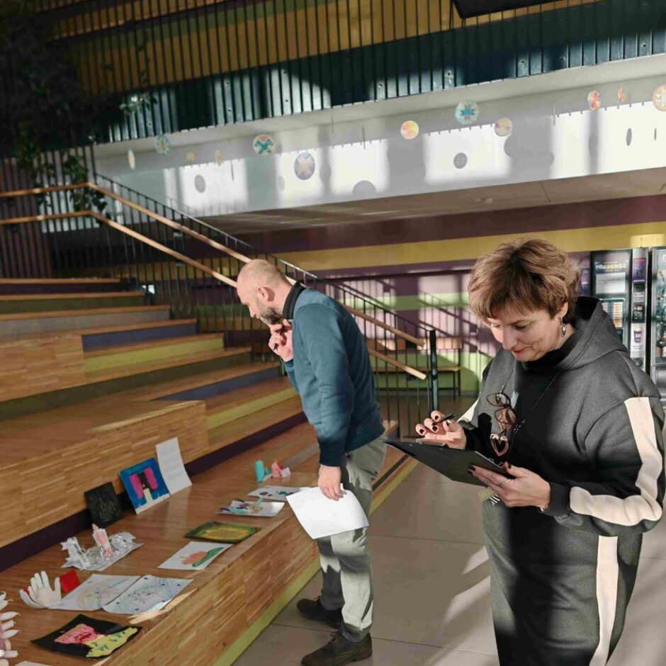 žūrīja vērtē darbus