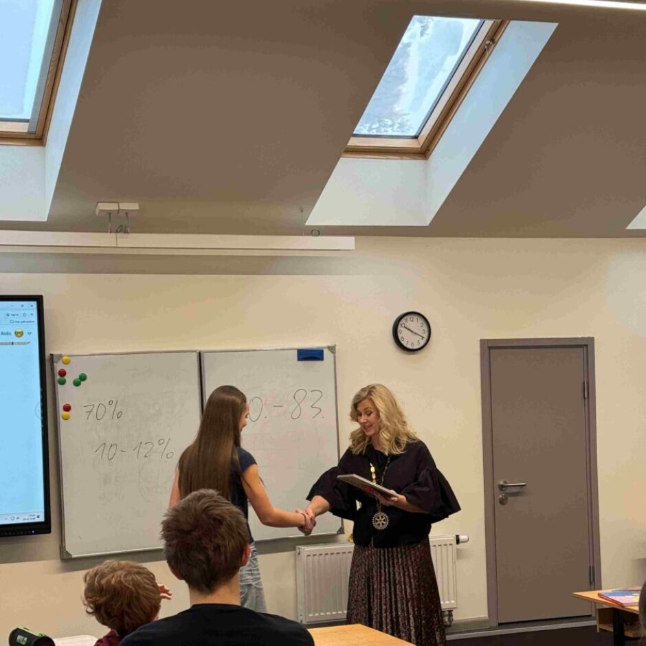 R.Juzova saņem Rotary kluba atzinības rakstu