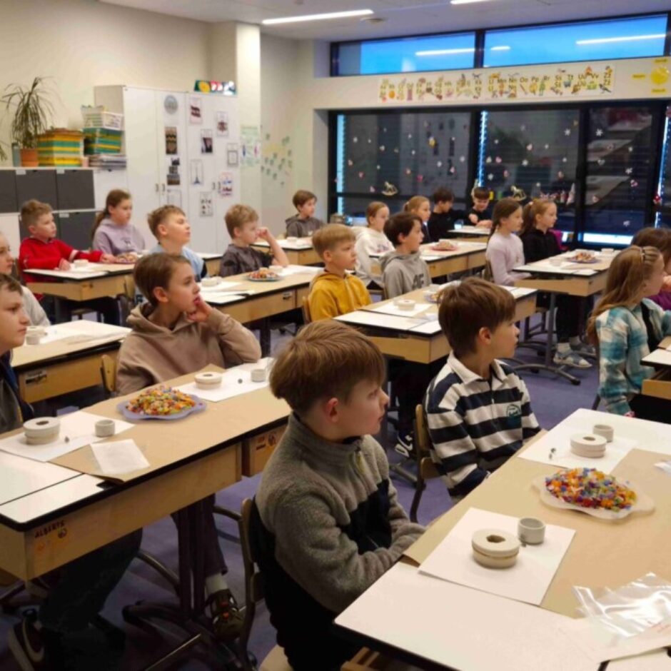 klase klausās stāstījumu