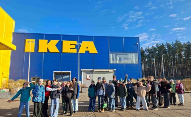 klases kopfoto ārā pie IKEA veikala