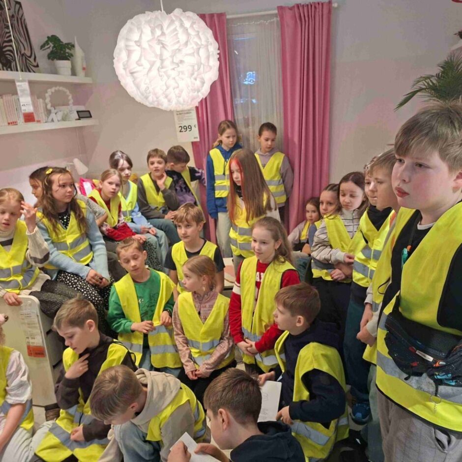 3.c klase viesojas IKEA - ekspozīcijas apskate