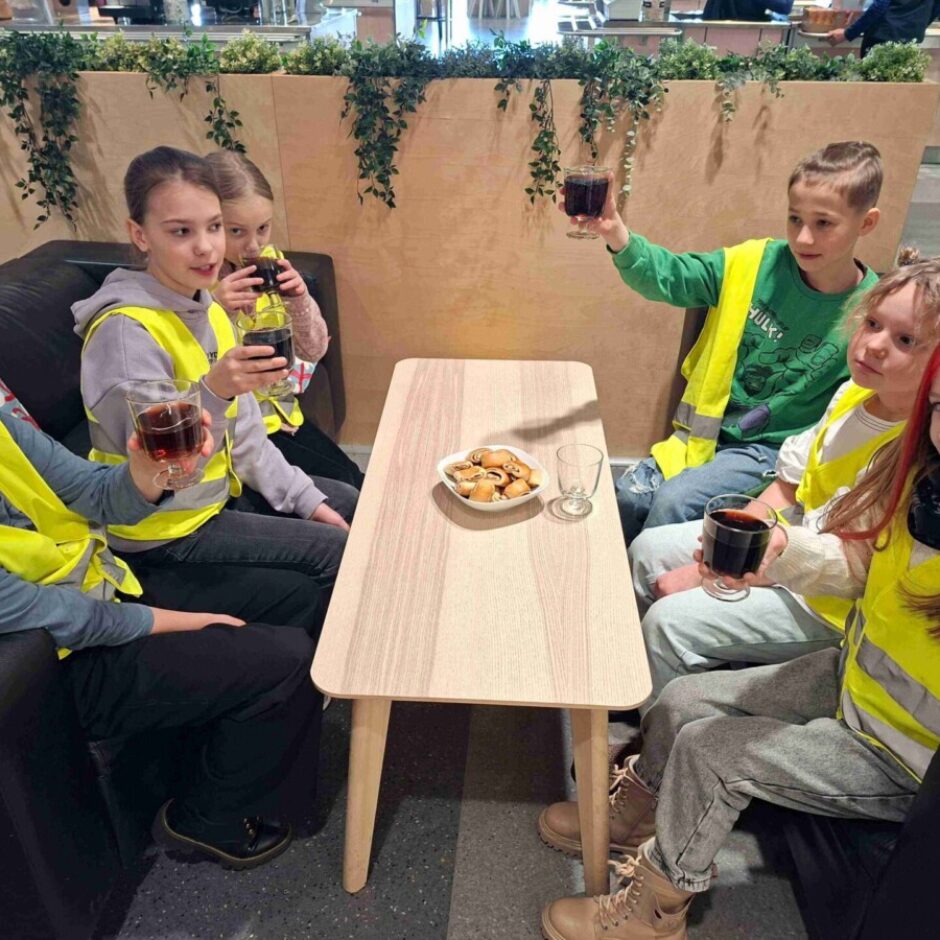 Pieci skolēni bauda maltīti Ikea restorānā