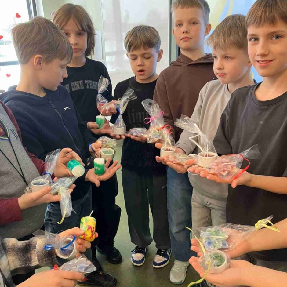 zēni ar savām izlietajām svecēm