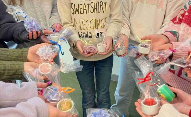 meitenes ar savām izlietajām svecēm