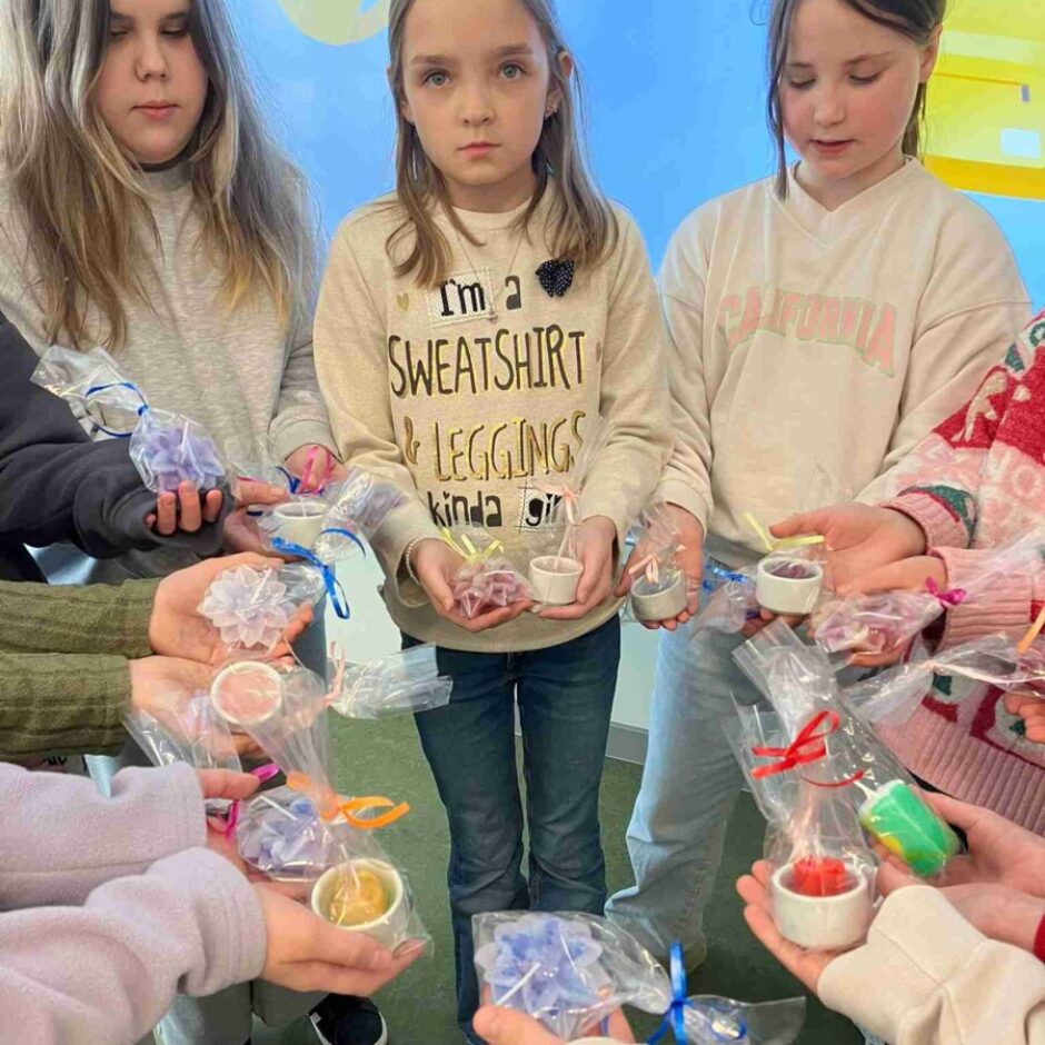 meitenes ar savām izlietajām svecēm