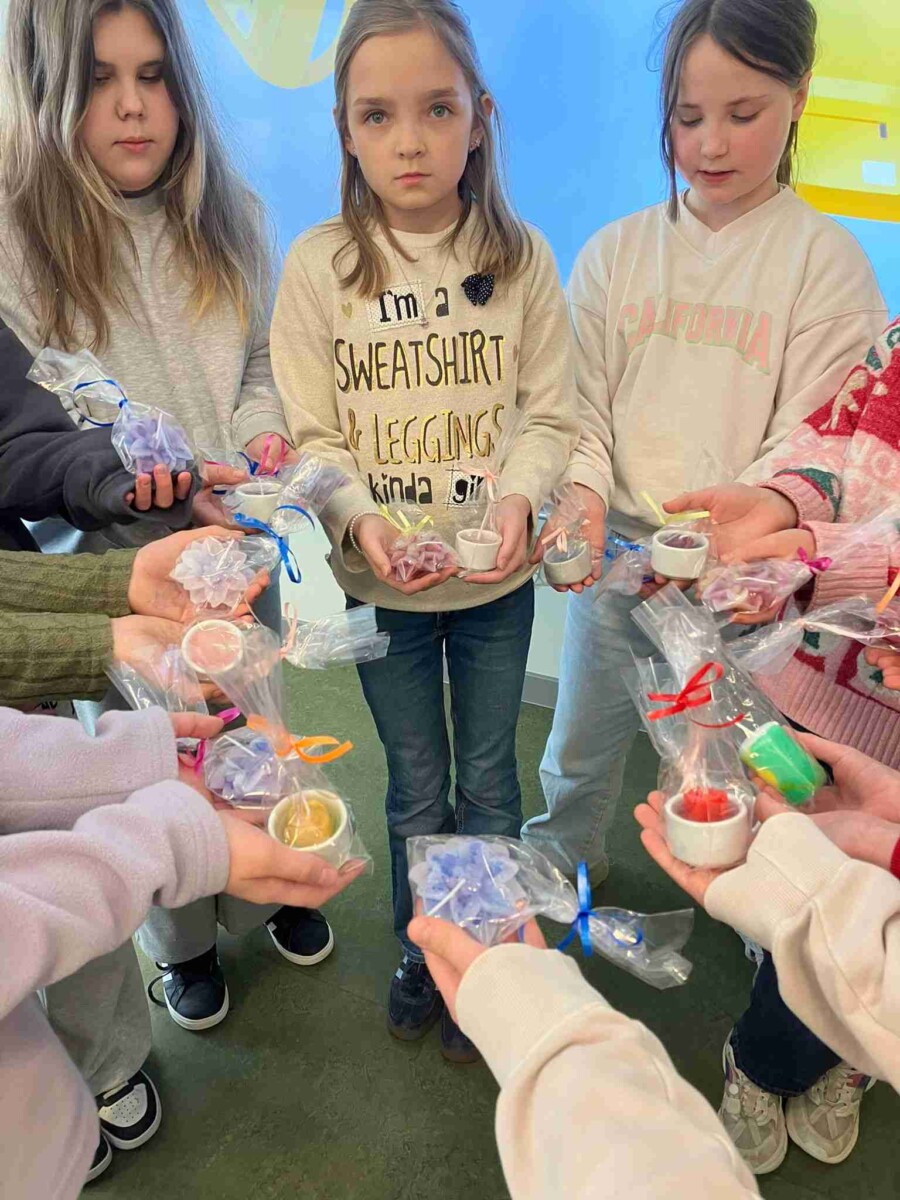 meitenes ar savām izlietajām svecēm