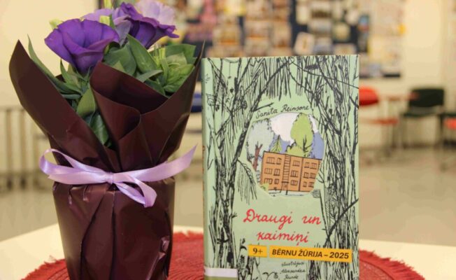 ziedu pušķis un grāmata