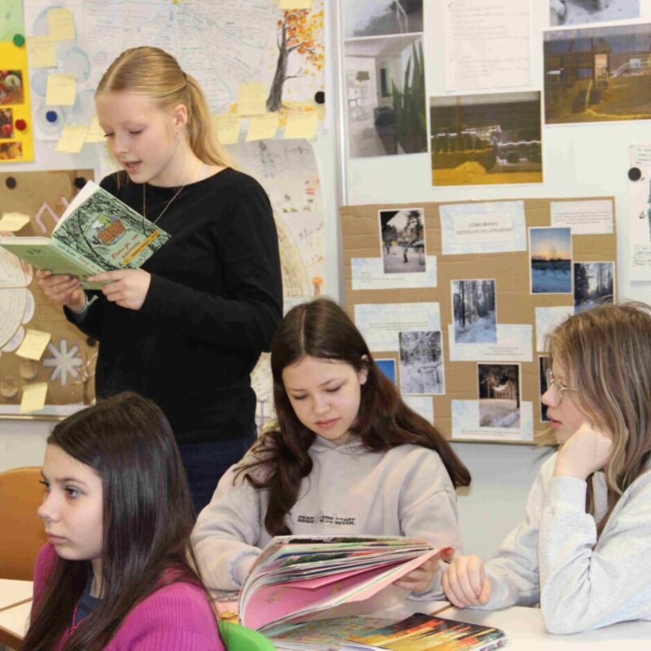 skolēns lasa grāmatas fragmentu