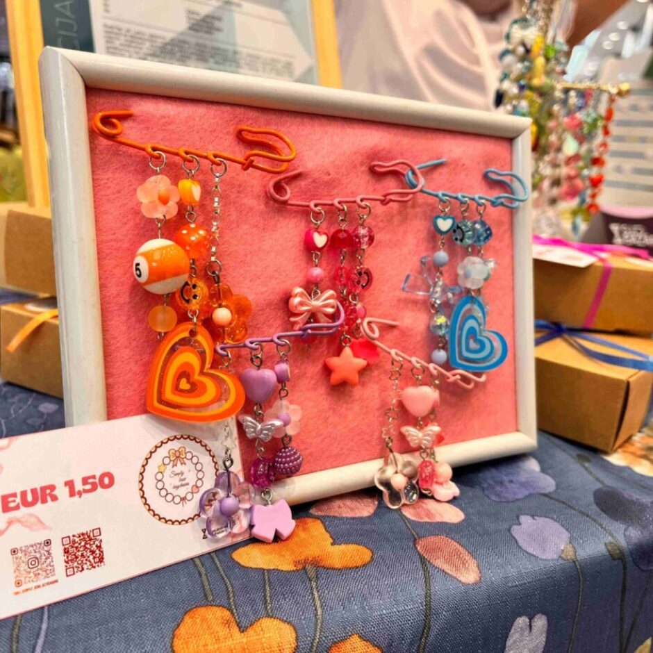 Simply Bow Keychains stends