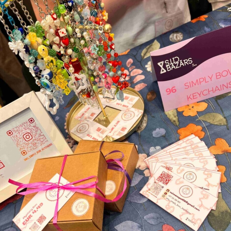 Simply Bow Keychains stends