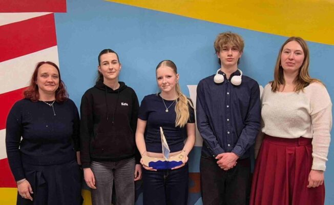 Olimpiādes komanda ar skolotājiem, no kreisā - skolotāja Dace, Kate, Laura, Marks, skolotāja Zane