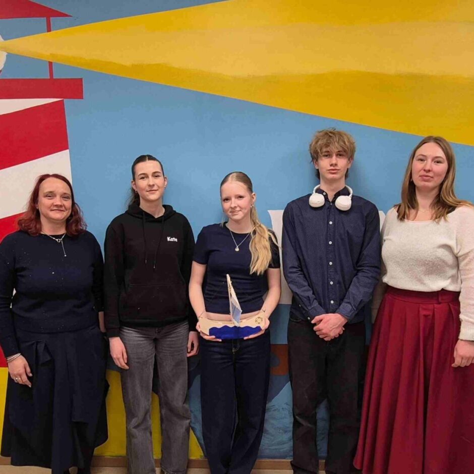 Olimpiādes komanda ar skolotājiem, no kreisā - skolotāja Dace, Kate, Laura, Marks, skolotāja Zane