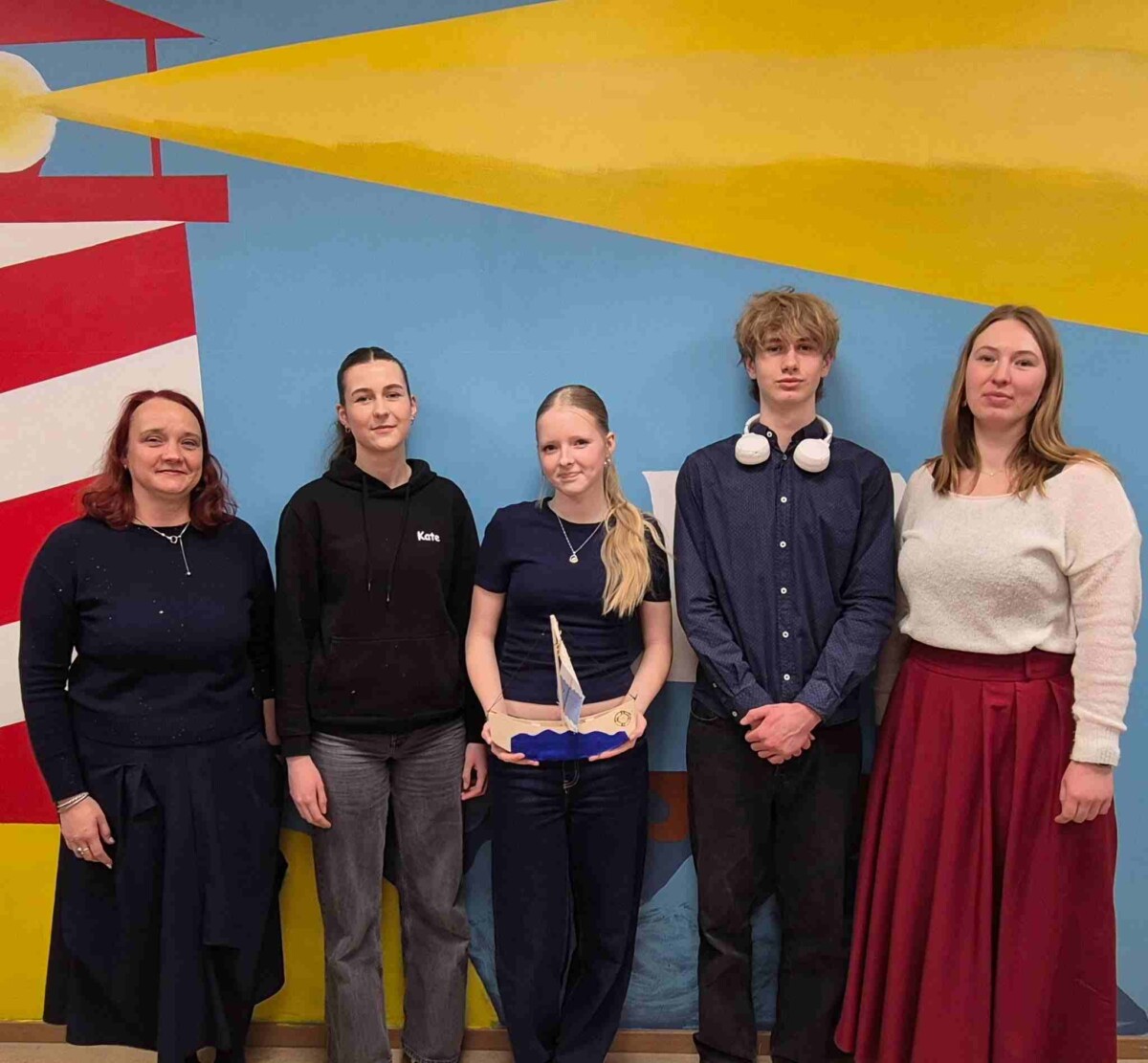 Olimpiādes komanda ar skolotājiem, no kreisā - skolotāja Dace, Kate, Laura, Marks, skolotāja Zane