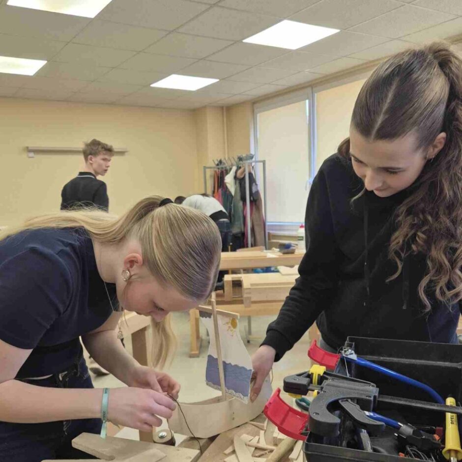 Laura Dāvidsone un Kate Baglaja darba procesā