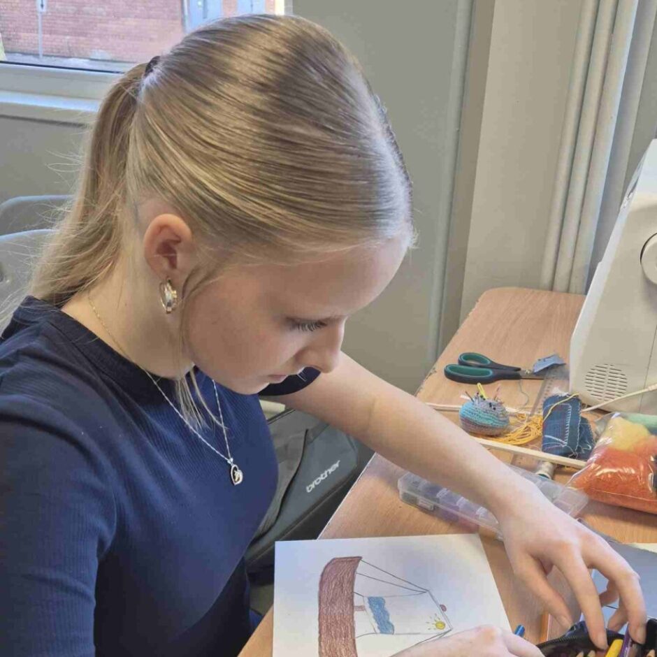 Laura Dāvidsone zīmē skici