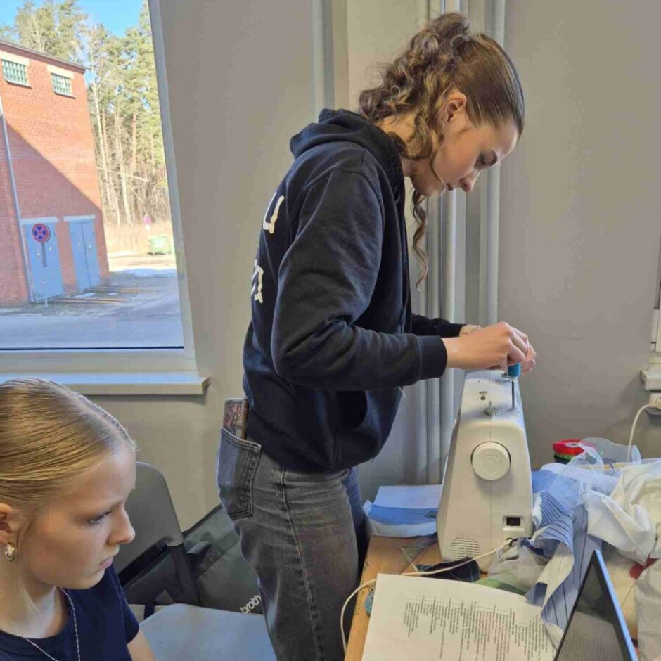 Laura Dāvidsone un Kate Baglaja darba procesā