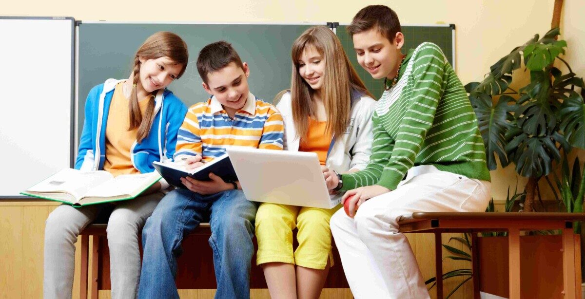 mākslīgā intelekta radīts attēls ar skolēnu grupu klases telpā pie tāfeles, sēžam uz soliem