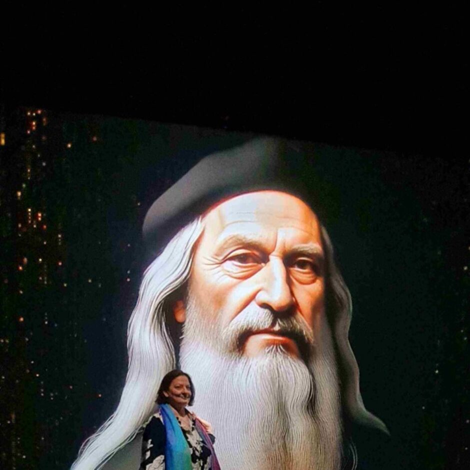 I. Millere pie milzīga projicēta Leonardo da Vinči portreta.