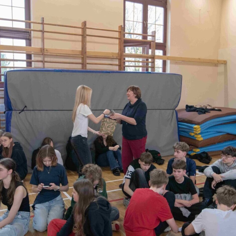 Skolēnu grupa sporta zālē