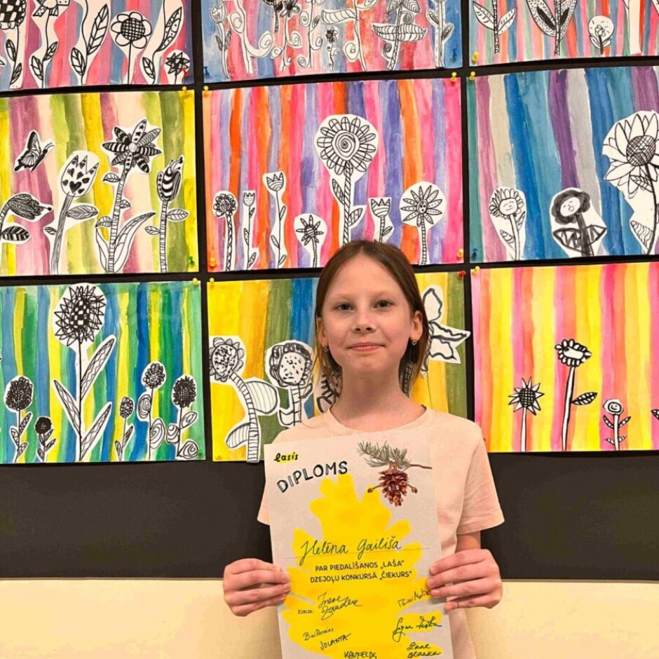 Jauna meitene smaidot tur diplomu, kas apliecina 