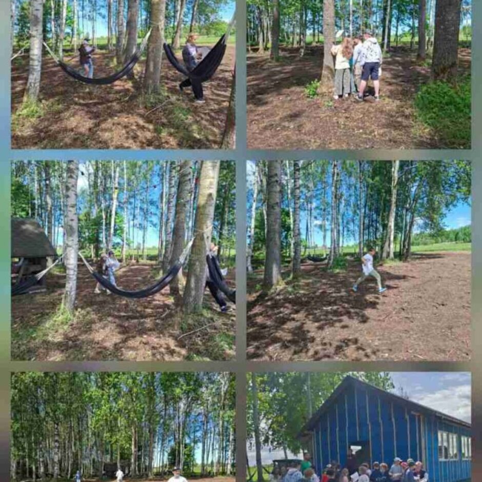 Astos attēlu kolāža, kurā redzamas bērnu āra aktivitātes. Cilvēki atpūšas šūpuļtīklos bērzu birzē, bērni skraida pa taciņām un pēta dabu. Vienā attēlā zēns pie zaļa žoga tur papīru ar numuru 