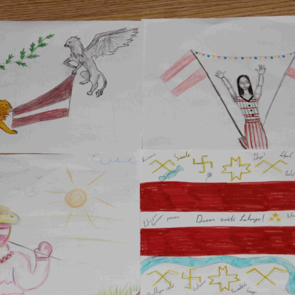 Četri bērnu zīmējumi, kas attēlo Latvijas simbolus un patriotismu. Augšējā kreisajā zīmējumā zeltains lauva un pelēks grifs kopīgi tur Latvijas karogu zem zaļa lauru vainaga. Augšējā labajā zīmējumā priecīga meitene ar paceltām rokām stāv starp diviem Latvijas karogiem, virs kuriem krāsainas virtenes. Apakšējā kreisajā zīmējumā cilvēks ar Latvijas karoga seju un salmu cepurē, turot zizli, atrodas ainavā ar sauli. Apakšējā labajā zīmējumā ir liels Latvijas karogs, ko ieskauj latvju etnogrāfiskās zīmes ar parakstiem, piemēram, 