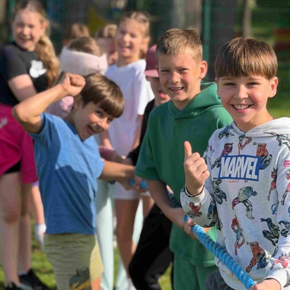 smaidīgu zēnu grupa