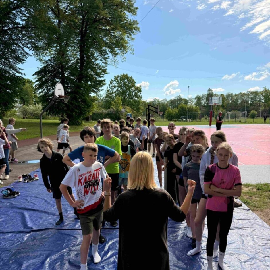 instruktāža pie piepūšamās atrakcijas