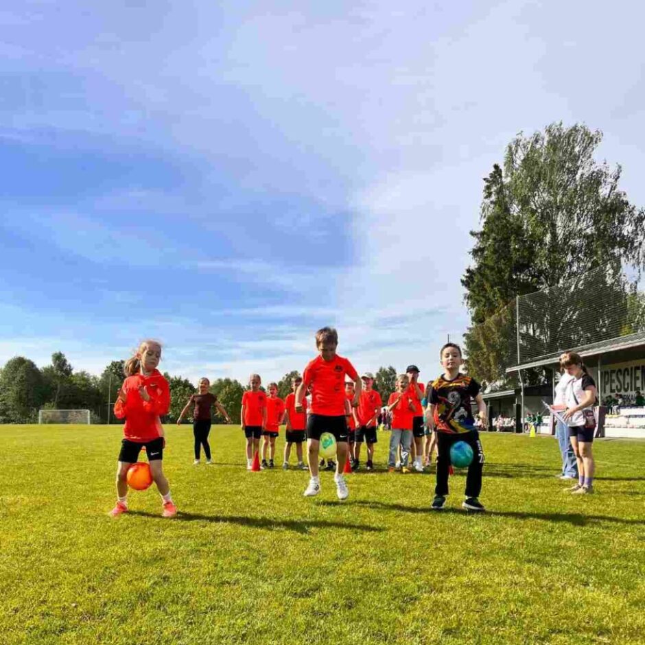 skolēnu grupa stadionā