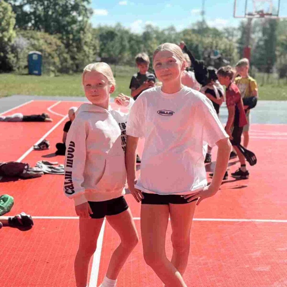 2 meitenes basketbola laukumā
