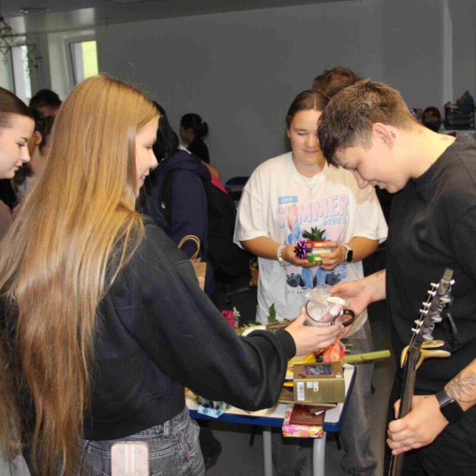 Emīlija saņem skolēnu pateicības