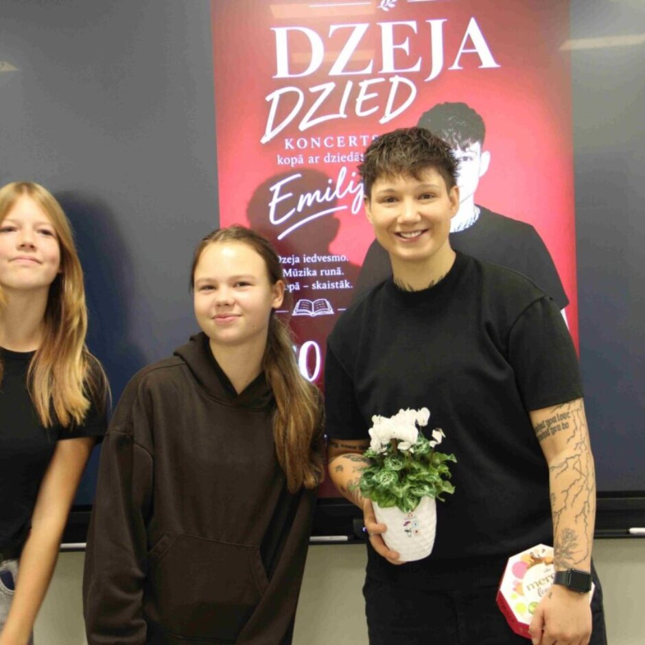 kopfoto ar mākslinieci Emīliju